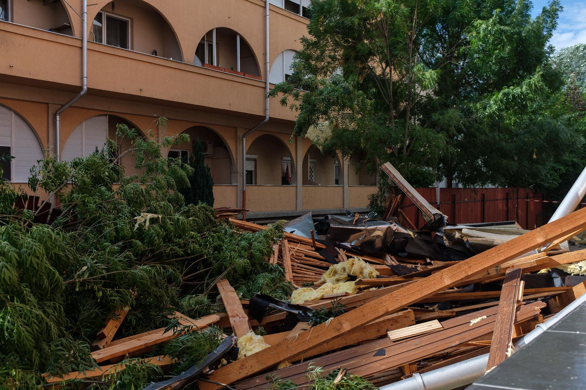 Leszakította egy szegedi egyetemi épület tetejét a vihar