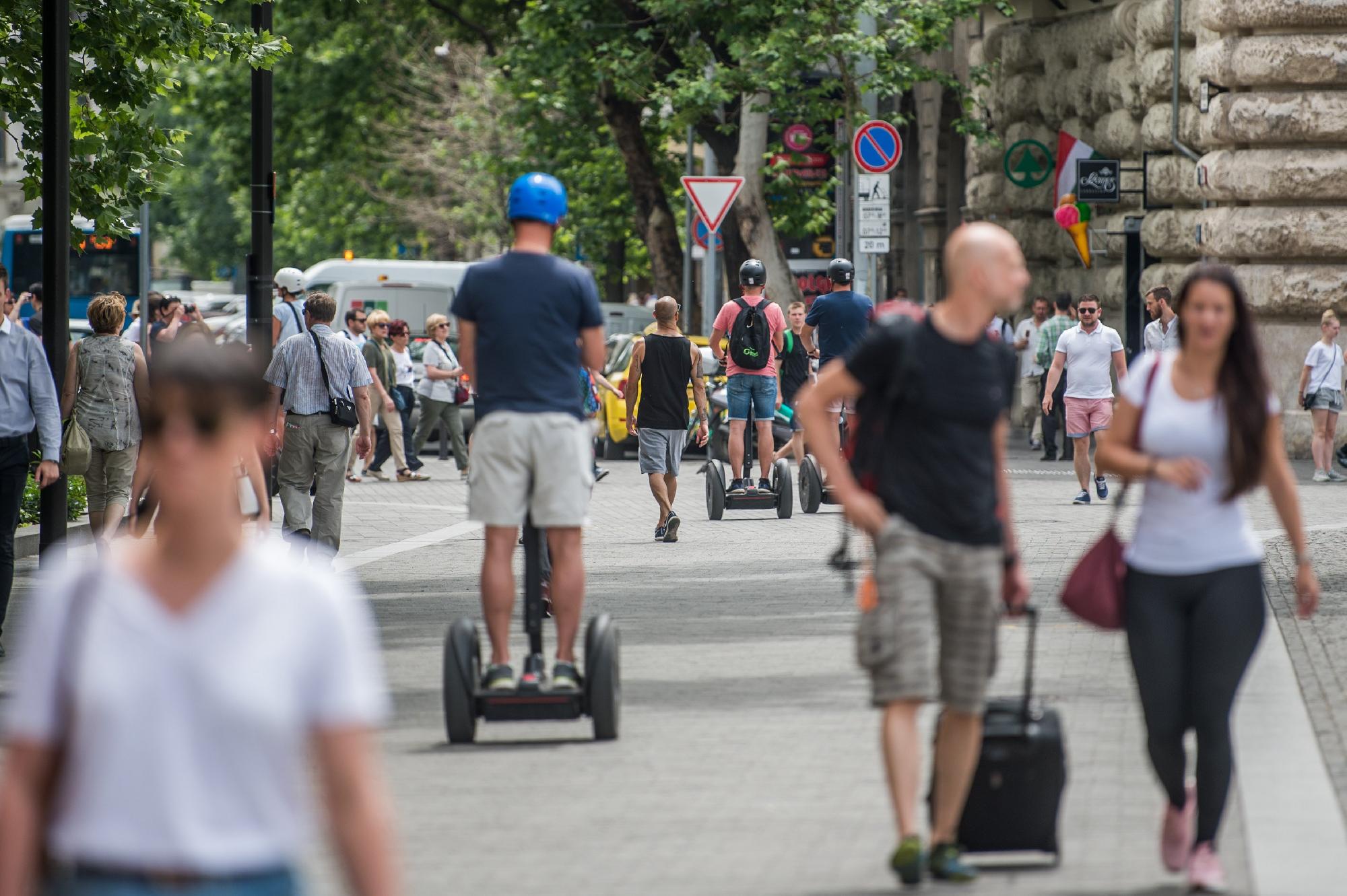 Tilos a segway, a riksa, a sörbike az V. kerületi járdákon j