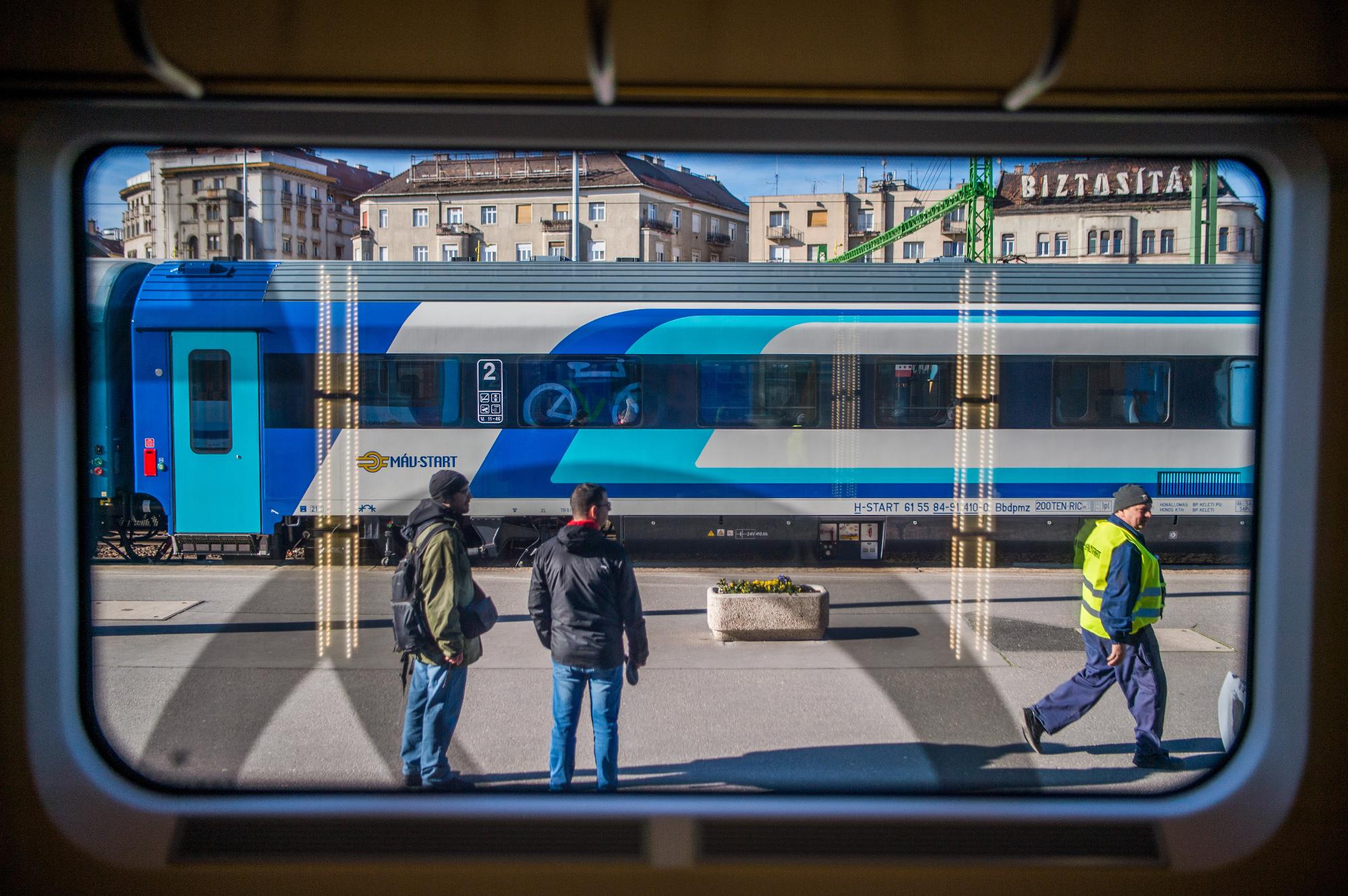 Forgalomba állt a MÁV saját gyártású első belföldi IC+ k