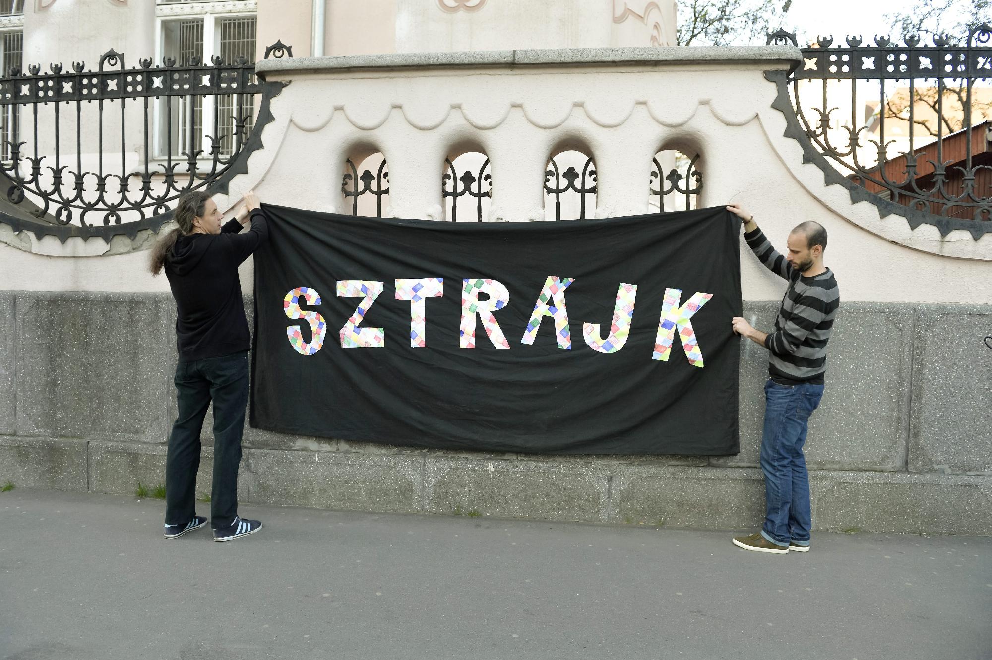 Pedagógussztrájk - Transzparensek a budapesti Kölcsey Ferenc 