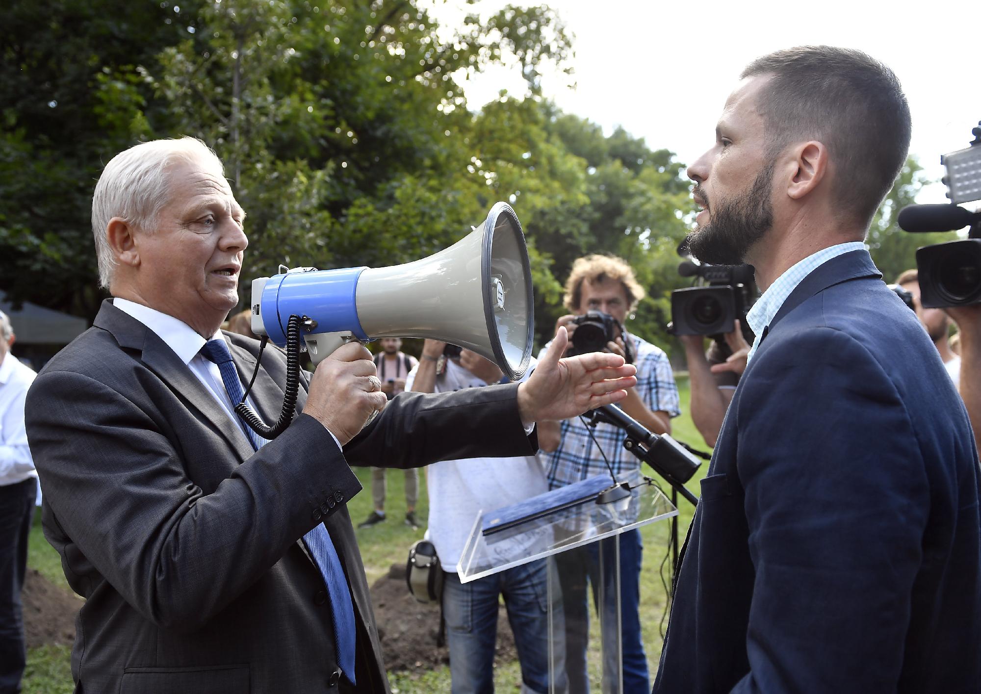 A főpolgármester és az agrárminiszter elültette a tízezred