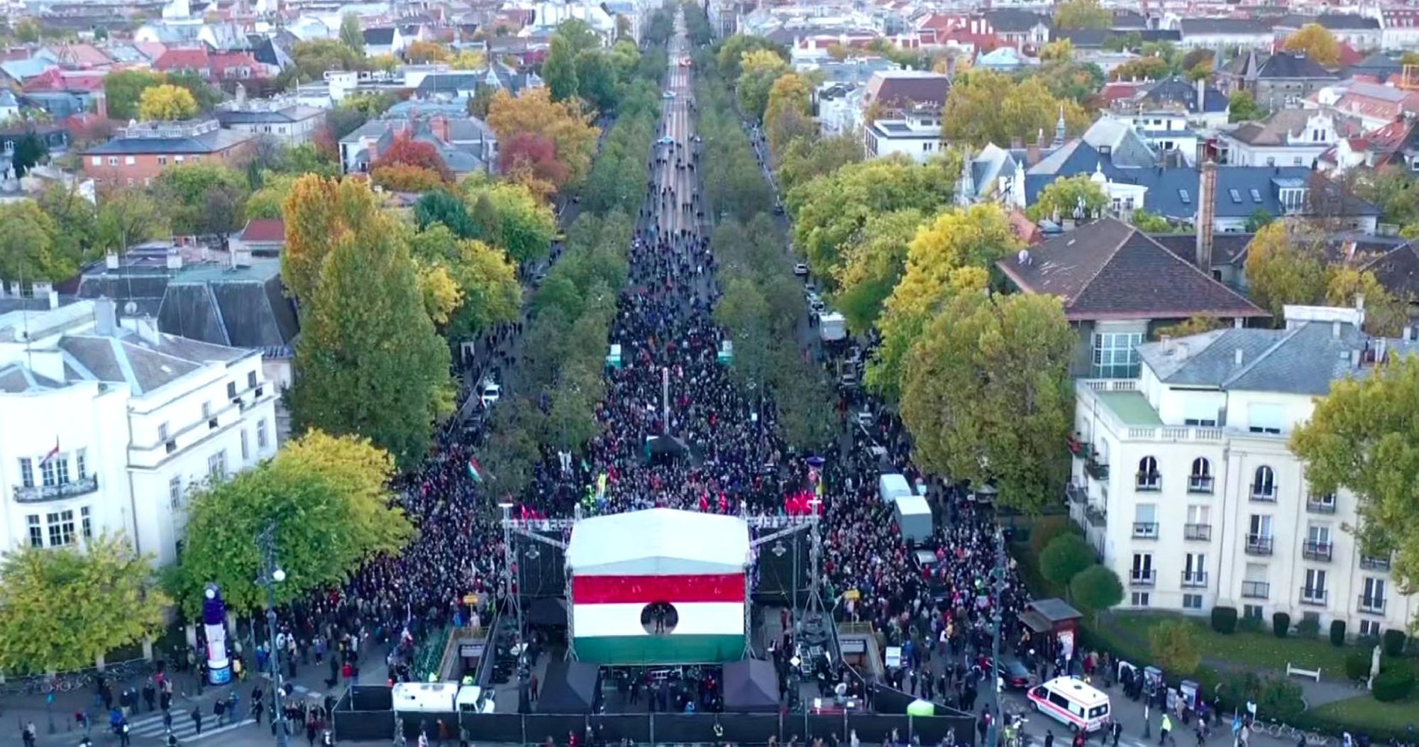 Október 23.  Az ellenzéki pártok megemlékezése Budapeste
