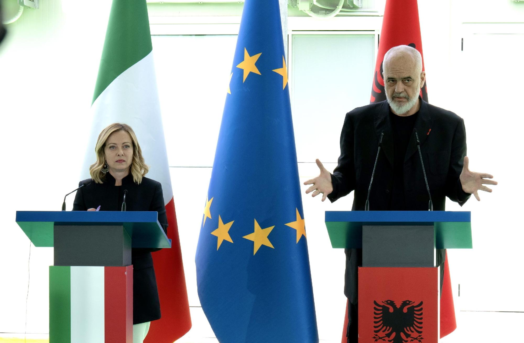 Az olasz miniszterelnök Albániában