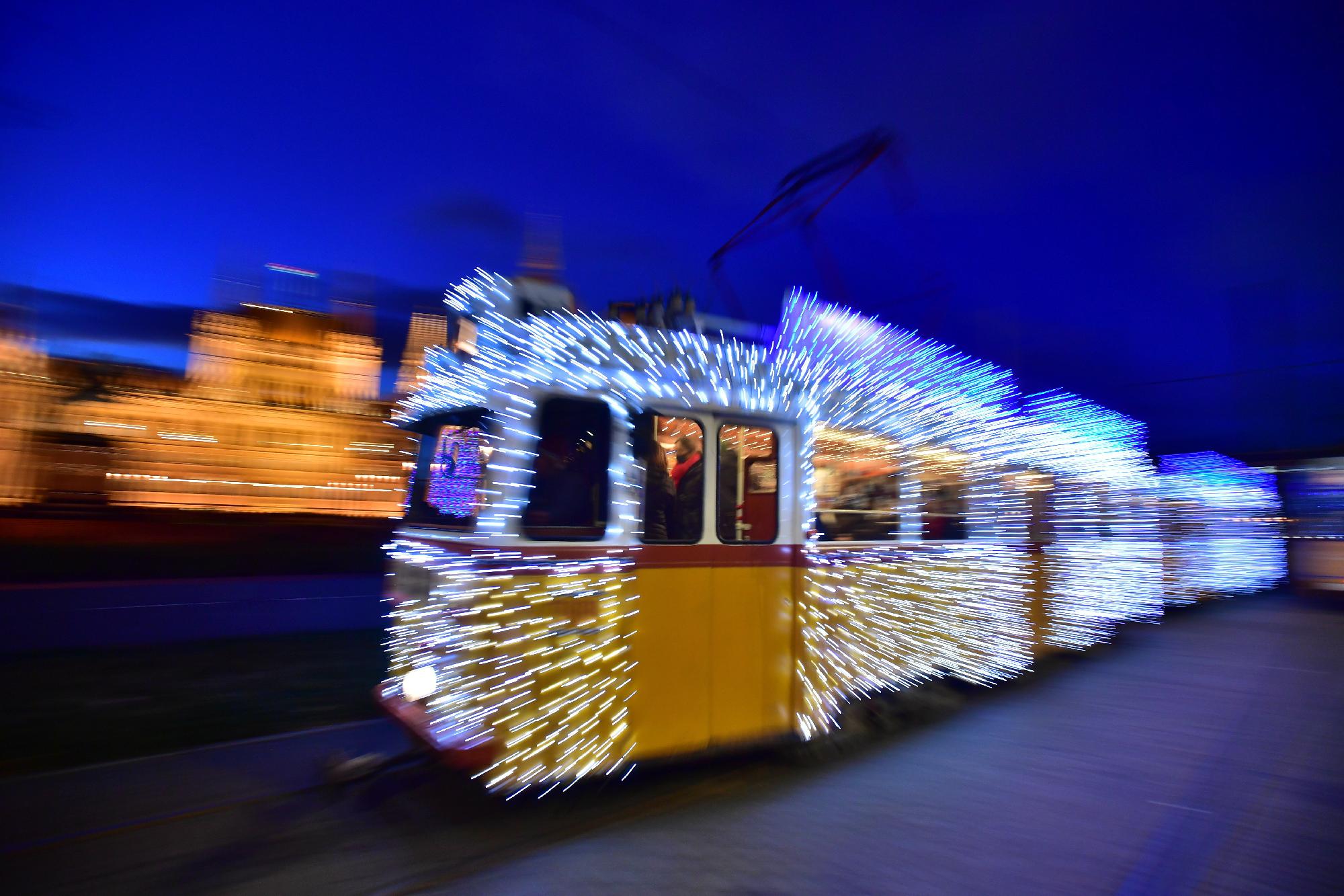 Adventi fényvillamos Budapesten