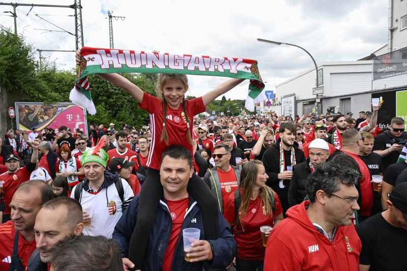 EURO-2024 - Többezer magyar szurkoló vonult Kölnben a Svájc 