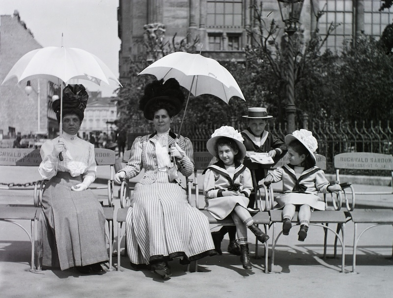 1900. Budapest, Vigadó tér a bérelhető Buchwald székekkel, háttérben a Vigadó épülete.