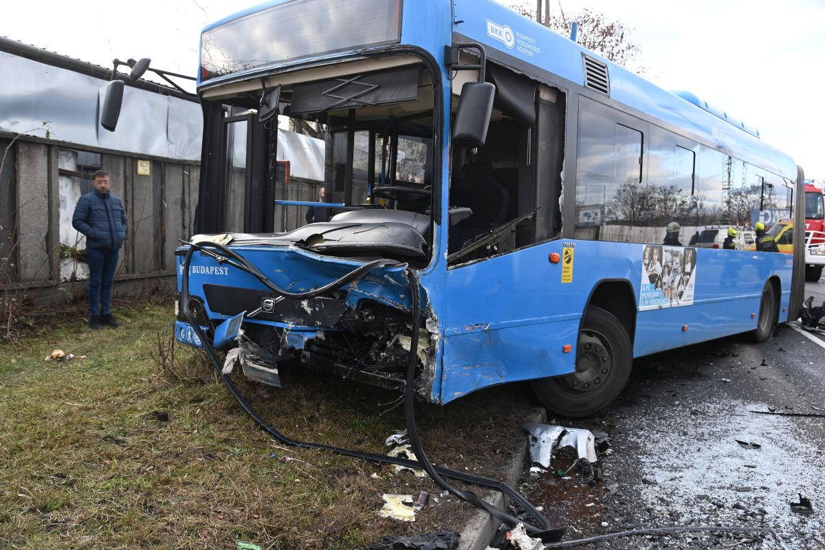 Busz és egy személyautó ütközött össze Budapesten