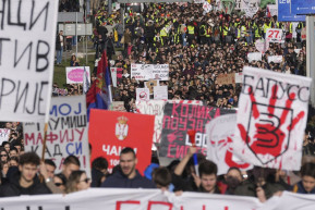 Lezárták Belgrád legforgalmasabb csomópontját a kormányellenes tüntetők