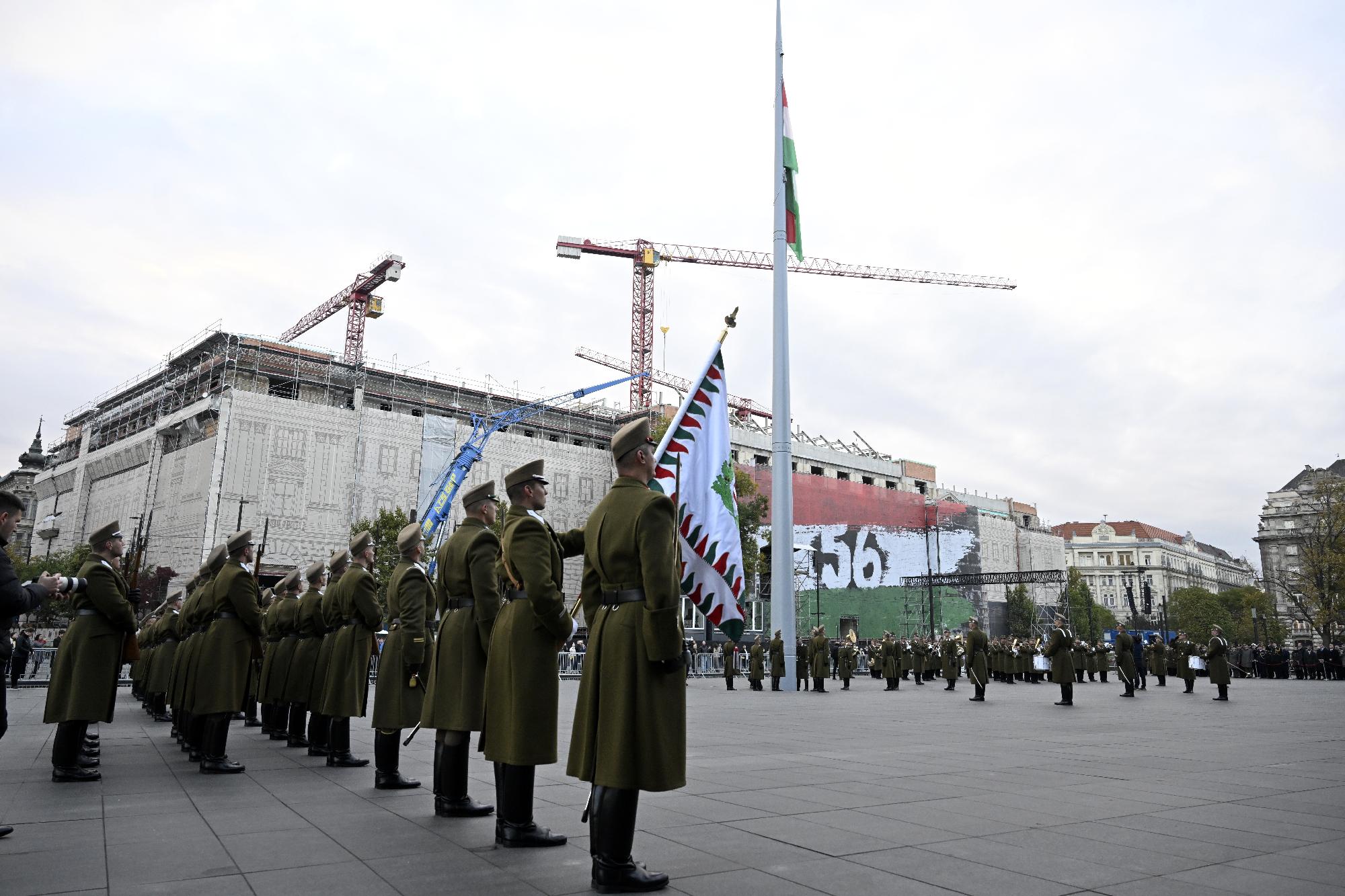 Október 23. - Felvonták a nemzeti lobogót az Országház elő