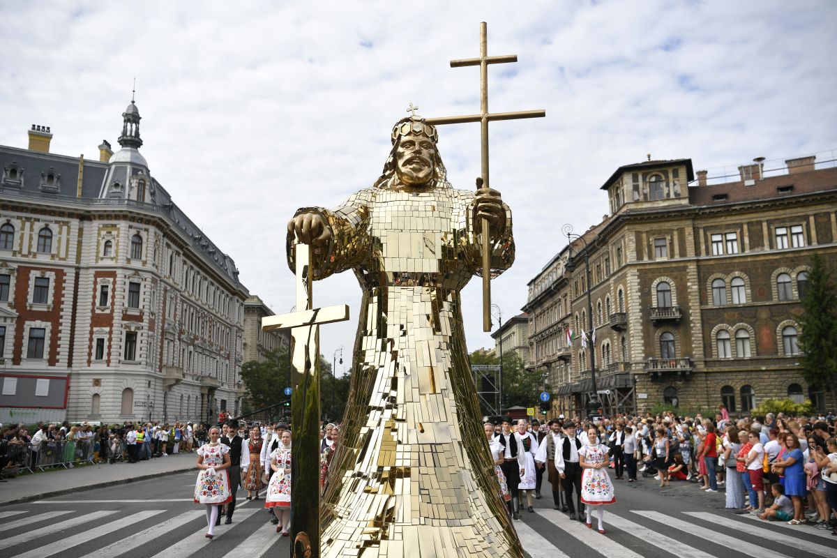 Augusztus 20. - Felvonulás az Andrássy úton